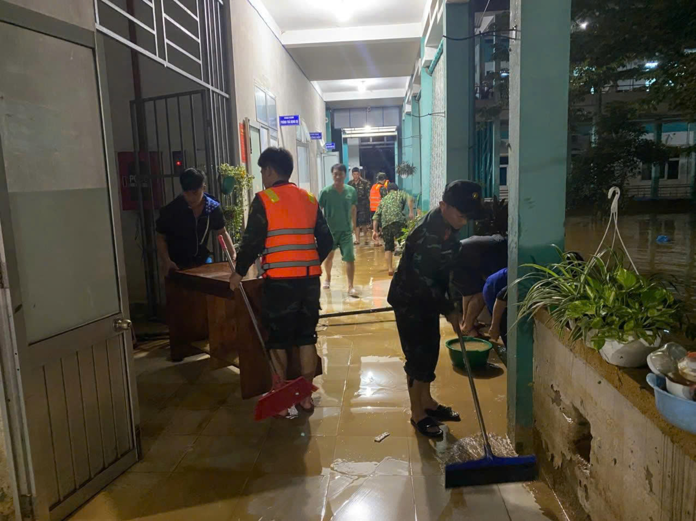 部队奉命夜间行军至岘港两大医院清理淤泥